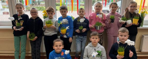 Uczniowie klasy 2b z radością przygotowują się do zbliżających się Świąt Wielkanocnych! 