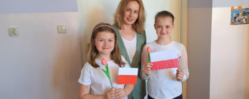 Uczniowie klasy trzeciej aktywnie przygotowywali się do świąt majowych