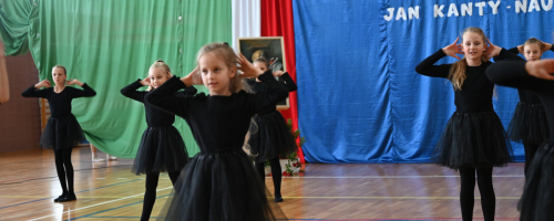 „Zło dobrem zwyciężaj” – Święto Patrona Szkoły Podstawowej w Tryńczy