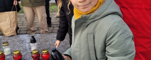 Wizyta klas 2a i 3b na cmentarzu w Tryńczy